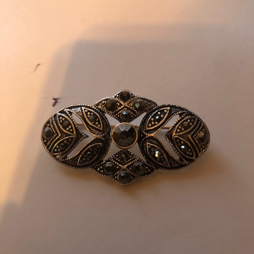 Vintage art deco style brooch. A Rick dark silver with a range of rhinestones